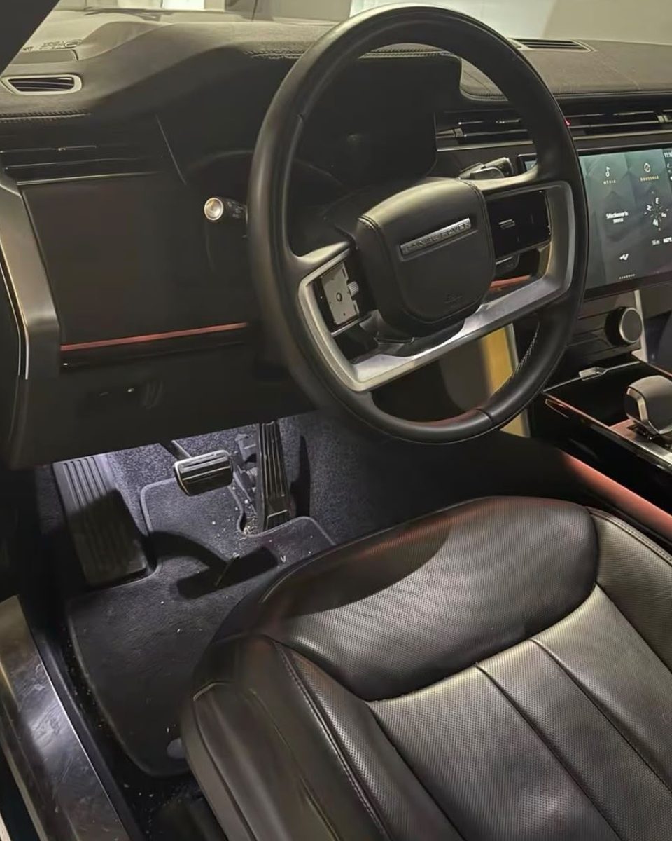Range Rover, poste de conduite, avant le nettoyage